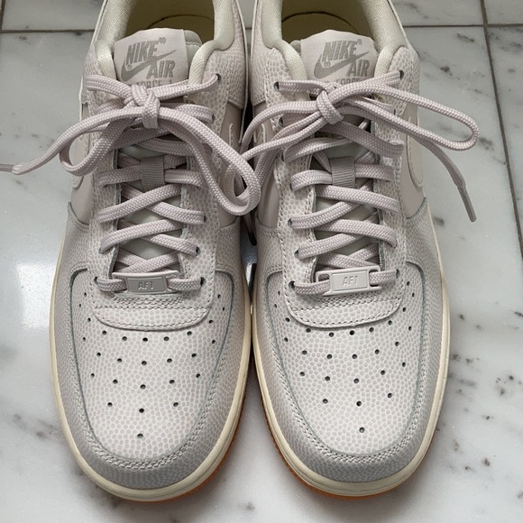 Nike Air Force 1 ‘07 Seasonal Sneakers - Picture 7 of 16